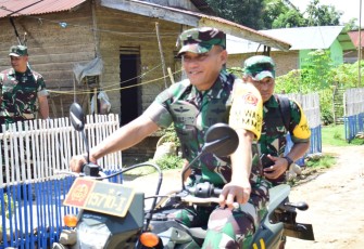 Naik Sepeda Motor Trail Brigjen TNI Heri Susanto Cek Hasil Sasaran Fisik di Lokasi TMMD Kodim 0204/DS