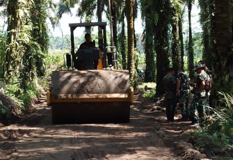 Satgas TMMD berhasil melakukan perkerasan jalan dengan sirtu.