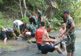 Satgas TMMD melakukan pekerjaan untuk pompa hidram