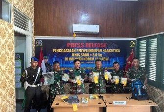 Danrem 121/Abw Brigjen TNI Luqman Arief saat konferensi pers Satgas Yonzipur 5/ABW gagalkan penyeludupan 8,4 Kg Narkoba di perbatasan, Senin (12/8)