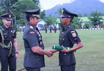 Pangdam XII/Tpr Mayjen TNI Iwan Setiawan memberikan piagam prajurit terbaik Dikmata TNI AD 