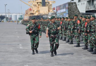Pangdivif 2 Kostrad Mayjen TNI Anton Yuliantoro didampingi saat pengecekan pasukan Satgas Yonarmed 11 Kostrad di Dermaga Tanjung Mas, Semarang. Jum'at (16/8)