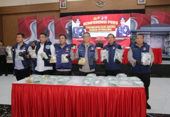 Kapolda Jatim Irjen Pol Imam Sugianto saat konferensi pers penangkapan pengedar narkoba jaringan internasional di Sidoarjo, Jum'at (16/8)