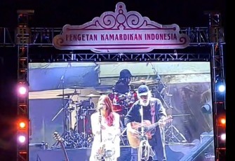 Penampilan Iwan Fals dan Nadin Amizah dalam Konser Dua Generasi Pengetan Kamardikan Indonesia, di Pamedan Pura Mangkunegaran, Solo, Minggu malam (18/8/2024)