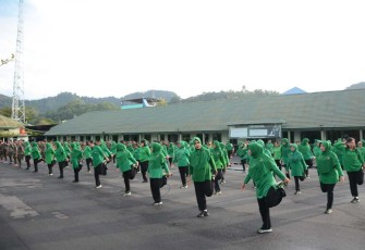 Olahraga bersama Persit Korem 023/KS