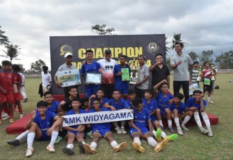 Dandim 0818/Malang-Batu Letkol Inf Yuda Sancoyo foto bersama juara 1 lomba sepak bola U-15, Minggu (25/8)
