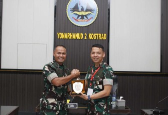 Danyonarhanud 2 Kostrad Letkol Arh Luthfi Novriadi saat memberikan cenderamata, Senin (26/8)