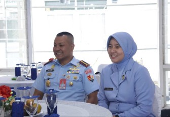 Danlanud Husein Sastranegara Kolonel Pnb Alfian bersama Ketua PIA Ardhya Garini Cabang 4/D.I Ny Annisa Alfian saat memberikan pesan pernikahan