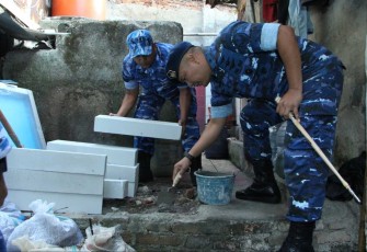 Danlanud Husein Sastranegara Kolonel Pnb Alfian saat peletakan batu pertama pembangunan MCK, Rabu (28/8)