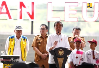 Presiden Joko Widodo saat meresmikan bendungan Leuwikeris Tasikmalaya, Kamis (29/8)