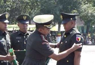 Danrindam V Brawijaya Kolonel Inf Mukhamad Albar menyematkan pangkat prajurit di lapangan hitam Rindam V Brawijaya Secaba Sukorejo, Jember, Senin (2/9)
