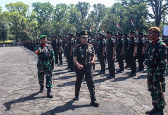 Danrindam V Brawijaya Kolonel Inf Mukhamad Albar saat pengecekan pasukan, Senin (2/9)