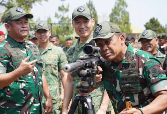 Pangkostrad Mayjen TNI Mohamad Hasan saat meneropong 