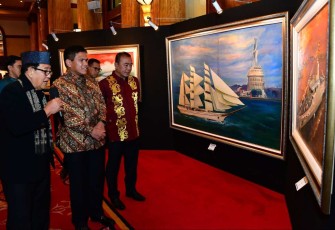 Kasal Laksamana TNI Muhammad Ali saat membuka pameran lukisan di Balai Samudera, Jakarta, Senin (2/9)