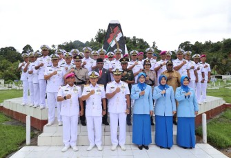 Ziarah dan tabur bunga di TMP Tri Jaya Sakti, Sorong, Selasa (3/9)