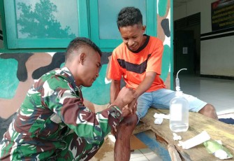Bantu warga terjatuh dari motor