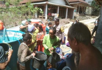 Pendistribusian air bersih warga desa binaan 