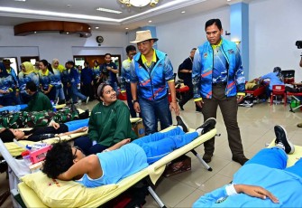 Kasal Laksamana TNI Muhammad Ali saat meninjau donor darah 