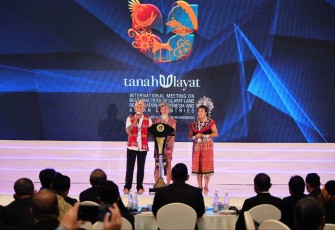 Apai Janggut saat menerima sertipikat tanah Ulayat 