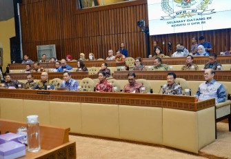 Menteri ATR/BPN Agus Harimurti Yudhoyono saat raker bersama Komisi II DPR RI di Jakarta, Senin (9/9)