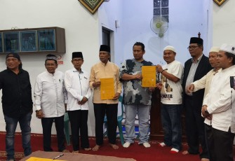 Guntur Syahputra Bersama Ulama Lakukan Poto Bersama Saat Penyerahan Tanah Wakaf Kepada Warga Medan Denai dan Jermal.