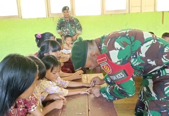 Pemotongan kuku siswa di perbatasan 