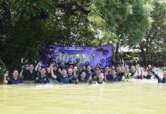 Penanaman mangrove di TPI Desa Gisik Cemandi, Sidoarjo 