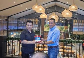 Owner Warung Wareg Kepanjen Tri Handono (kiri) saat menerima cenderamata dari Asintel Divif 2 Kostrad Letkol Inf Setyo Budiyono, Selasa (17/9)