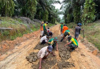 Perbaikan jalan rusak di perbatasan 