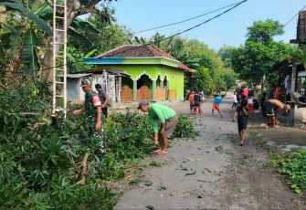 Kerja bakti pemotongan pohon di wilayah desa binaan 