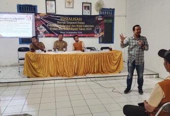 Ahmad Mustakim Kordiv Sosdiklih Parmas dan SDM KPU Blora sosialisasi terkait Pilkada 2024 di Desa Jatiklampok Kecamatan Banjarejo Kabupaten Blora