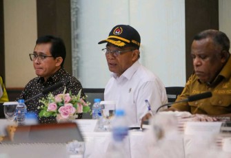 Dirjen Bangda Kemendagri Restuardy Daud saat rakor bersama Menko PMK di Sorong