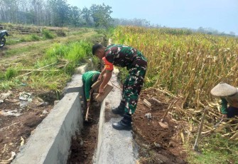 Bangun talud bersama warga binaan