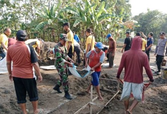 Kerja bakti di wilayah desa binaan 