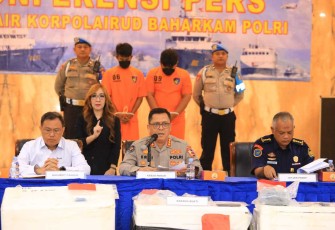 Kasubdit Gakkum Korps Polairud Baharkam Polri Kombes Donny Charles Go (kemeja putih)