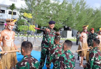 Pangkoarmada III Laksda TNI Hersan saat prosesi penerimaan perwira remaja AAL angkatan 69