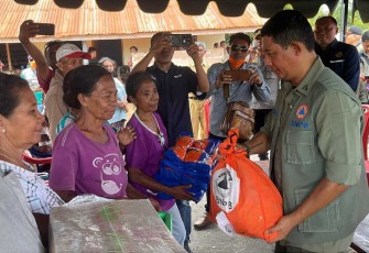 Kepala BNPB Letjen TNI Suharyanto saat menyerahkan bantuan pasca erupsi gunung Lewotobi Laki-laki 