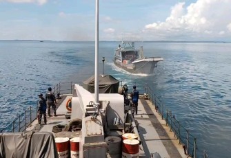 Penyelamatan kapal terapung di tengah laut Papua