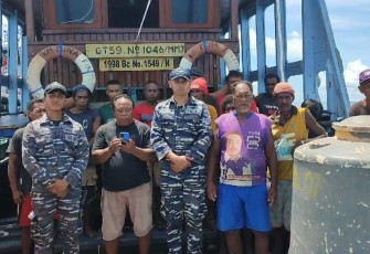 Penyelamatan awak kapal terapung di laut Papua
