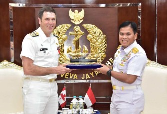 Kasal Laksamana TNI Muhammad Ali saat menerima cenderamata dari Panglima AL Kanada di Jakarta 