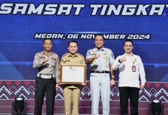 Pj Gubernur Sumut Agus Fatoni saat menerima penghargaan 