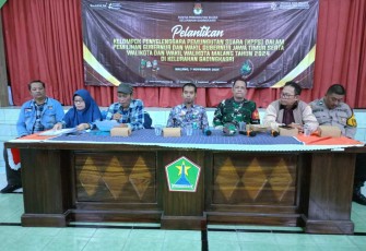 Babinsa Koramil 0833/01 Klojen Sertu Nasution menghadiri pelantikan KPPS 