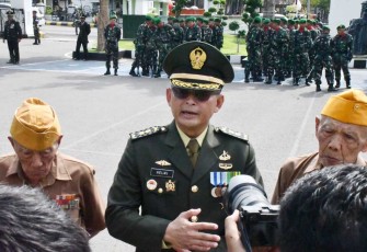 Kasrem 081/DSJ Letkol Inf Meina Helmi saat memberikan keterangan pers, Minggu (10/11)
