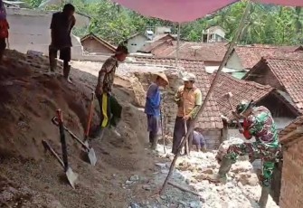 Pembersihan material talud di wilayah desa binaan 
