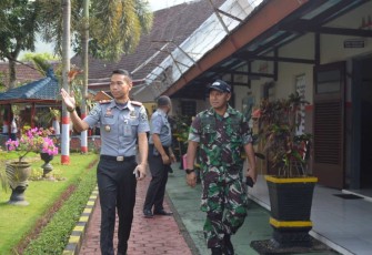 Dandim 0806/Trenggalek Letkol Czi Yudo Aji Susanto saat mengunjungi rutan 