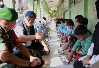Menkop Budi Arie Setiadi bersama siswa dalam uji coba program MBG di Kabupaten Sukabumi 