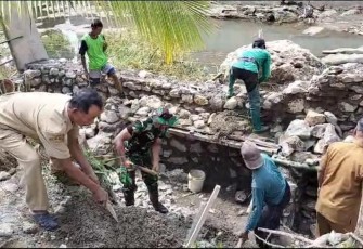 Kerja bakti bersihkan lingkungan bersama warga