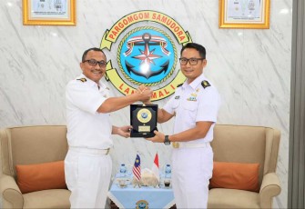 Pjs Wadan Lantamal I Kolonel Laut (P) Hendrik Kurniawan saat menerima cenderamata dari CTG TLDM Captain Shaiful Fadzli bin Ismail di Lantamal I Belawan, Sabtu (16/11)