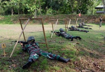 Latihan menembak prajurit Kodim 0801/Pacitan 