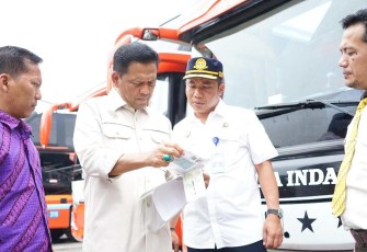 Pengecekan surat ijin operasional dan kelaikan jalan salah satu PO Bus di Tangerang, Selasa (19/11)